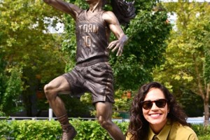 kaiyun.com-WNBA历史首人！西雅图风暴队名宿苏-伯德的雕像今天揭幕