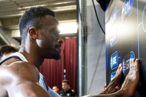 kaiyun.com-我弟无敌了！字母哥哥赛后拍打晋级栏希腊队贴纸 非常用力很激情