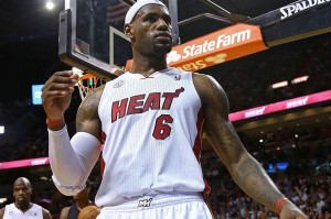 kaiyun.com-安东尼：看到老詹现在不戴发带我很高兴 因为他压根不适合