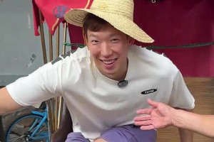 开云下载-周琦后海休闲之旅：体验三轮车与品味京味歇后语