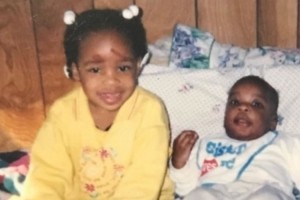 开云下载-节哀纳兹-里德社媒晒照纪念在枪击案中遇害的姐姐