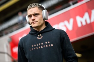 记者：药厂自04年后就没向拜仁出售过球员，球队倾向于与红军交易