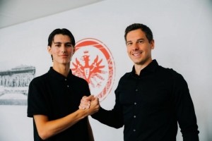 官方：法兰克福与18岁门将西列维奇签下职业合约